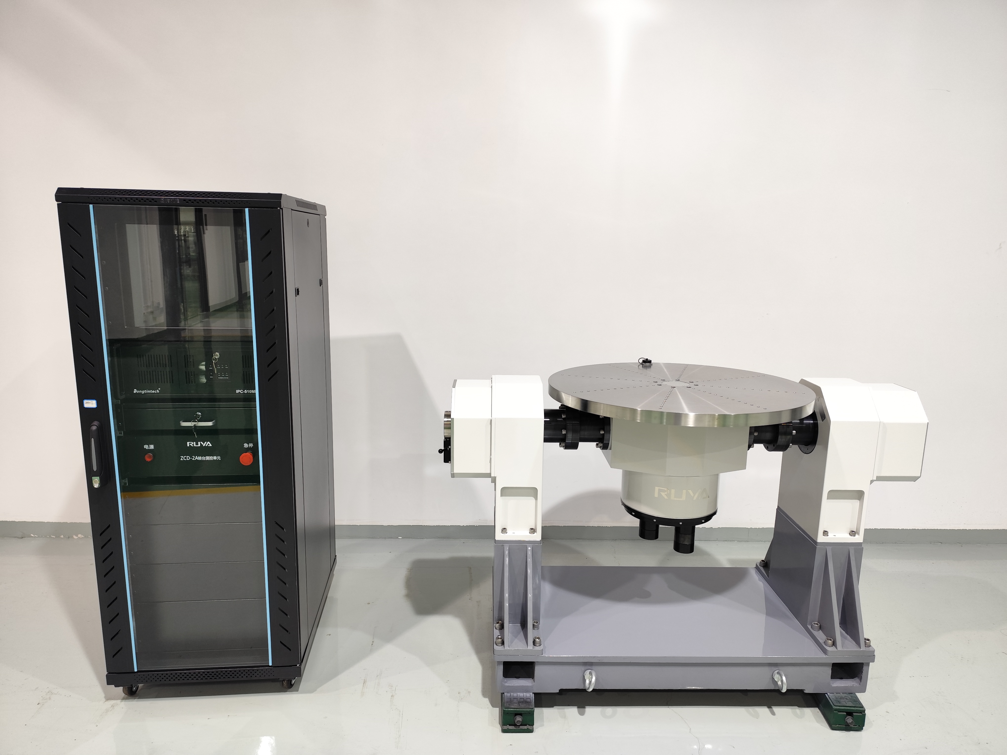 双轴惯性测试转台的运动控制原理与结构设计